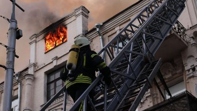 У Києві горить будинок на одній з центральних вулиць, травмованих немає У Києві горить будинок на одній з центральних вулиць, травмованих немає