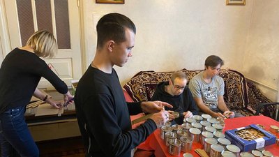 Окопні свічки для оборонців виготовляють вінничани з інвалідністю Окопні свічки для оборонців виготовляють вінничани з інвалідністю