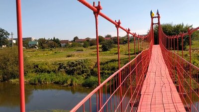 Пішохідний міст з’єднує мікрорайони Славути. Фото: Суспільне Поділля Пішохідний міст з’єднує мікрорайони Славути. Фото: Суспільне Поділля