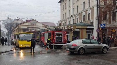 В середмісті Івано-Франківська загорілася аптека — три автобуси змінили маршрут