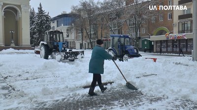 У Полтаві прибирають сніг У Полтаві прибирають сніг