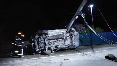 На Франківщині водій в'їхав в електроопору та втік. Двоє пасажирів авто — в реанімації