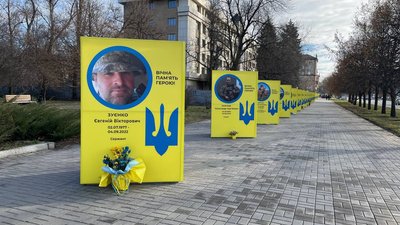 У Запоріжжі на Алеї Героїв 28 грудня встановили ще 34 призми