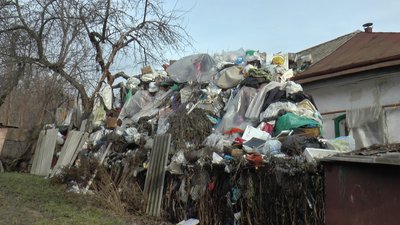 Сміття біля дому Тетяни Приходько Сміття біля дому Тетяни Приходько