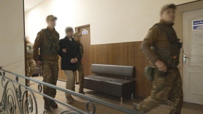 Конвой веде підозрюваного у вбивстві школярів у Шаргороді на Вінничичні