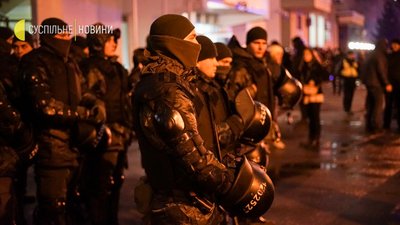 Кияни протестують під МВС Кияни протестують під МВС