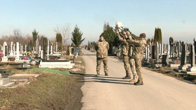 "Він був справжнім другом". В Івано-Франківську попрощалися із загиблим бійцем Володимиром Ємельяновим
