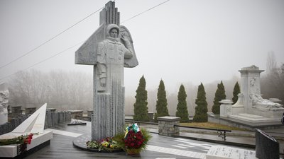 У Києві відкрили пам’ятник космонавту Каденюку У Києві відкрили пам’ятник космонавту Каденюку