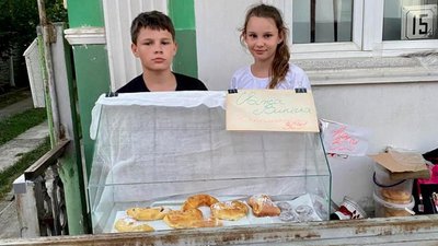 Солодка допомога. Як у Коломиї братик із сестричкою продають здобу, а гроші передають "десятці"