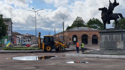 У Новгороді-Сіверському розпочали ремонт центральної площі: що робитимуть та скільки грошей на це витратять У Новгороді-Сіверському розпочали ремонт центральної площі: що робитимуть та скільки грошей на це витратять