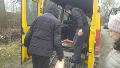 У Франківську з міського озера виловлюють товстолобів та роблять консерви для ЗСУ У Франківську з міського озера виловлюють товстолобів та роблять консерви для ЗСУ