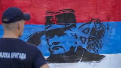 сербський прапор із зображенням Радка Младича
