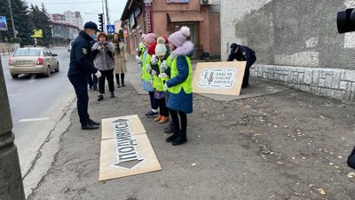 Правоохоронці Тернополя навчали школярів правилам дорожнього руху Правоохоронці Тернополя навчали школярів правилам дорожнього руху