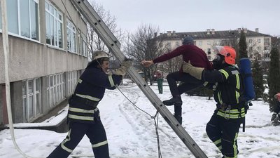 Загоряння у школі: рятувальники провели навчання з ліквідації умовної пожежі