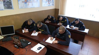 Після завершення диктанту надзвичайники перевірили текст на помилки Після завершення диктанту надзвичайники перевірили текст на помилки