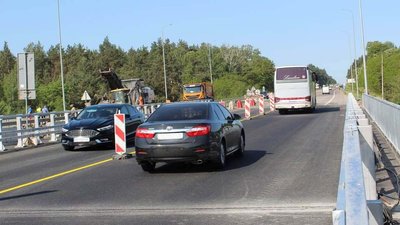 На Житомирщині на трасі Київ – Чоп частково відкрили рух мостом через річку Дубовець На Житомирщині на трасі Київ – Чоп частково відкрили рух мостом через річку Дубовець