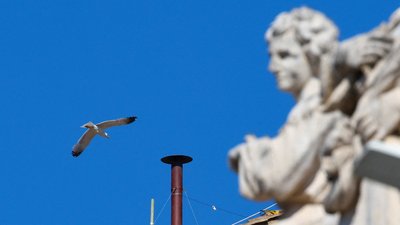 Конклав: Ватикан встановив димар над Сикстинською капелою