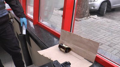 У Сумах чоловік розбив двері кафе і піцерії в центрі міста і вдарив бармена пляшкою по голові У Сумах чоловік розбив двері кафе і піцерії в центрі міста і вдарив бармена пляшкою по голові
