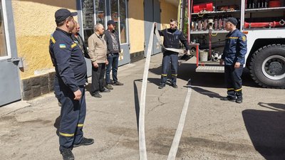 У Полтаві пожежники навчають добровольців гасити вогонь та працювати у спецобладнанні У Полтаві пожежники навчають добровольців гасити вогонь та працювати у спецобладнанні