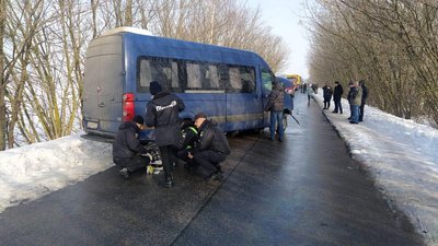 На Чернігівщині мікроавтобус зіткнувся з легковиком: до лікарні забрали трьох людей На Чернігівщині мікроавтобус зіткнувся з легковиком: до лікарні забрали трьох людей