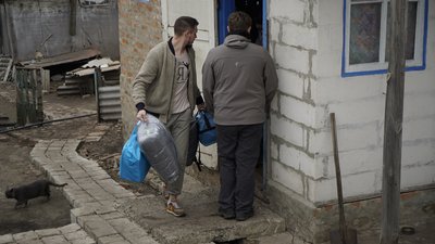 Евакуація дітей з Куп'янщини: з будинку виносять речі родини, яка їде, 15 березня 2024 року