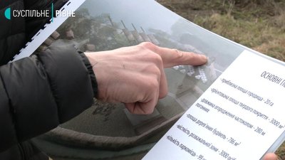 Робота кипить: на місці майбутньої "Оствиці" готують ґрунт під траву Робота кипить: на місці майбутньої "Оствиці" готують ґрунт під траву