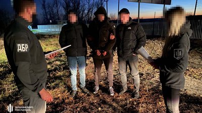 Підозрюваний у вбивстві поліцейського намагався втекти до РФ — ДБР