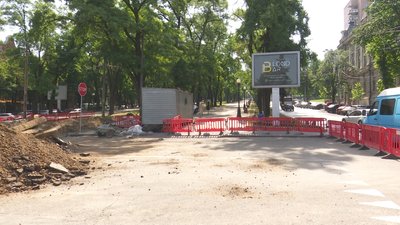 У центрі Дніпра ремонтують трамвайні рейки: задоволені не всі