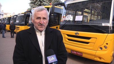 На Житомирщині територіальні громади отримали 12 шкільних автобусів На Житомирщині територіальні громади отримали 12 шкільних автобусів