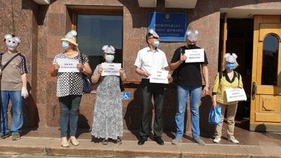 У Кропивницькому представники Руху опору капітуляції організували акцію “Миші Зеленського”