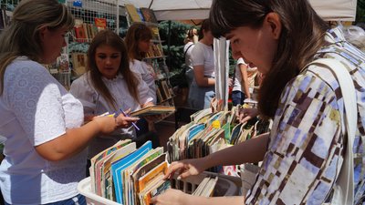 У Дніпрі на книжковій толоці та вернісажі просто неба збирають гроші для підтримки армії – фоторепортаж