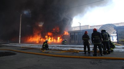 Обстріли Харкова: пів сотні рятувальників гасять пожежу на ринку Обстріли Харкова: пів сотні рятувальників гасять пожежу на ринку