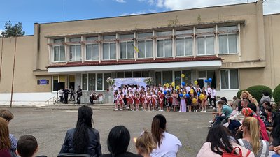 Останній дзвоник в одній зі шкіл Ужгорода провели тільки для випускників Останній дзвоник в одній зі шкіл Ужгорода провели тільки для випускників