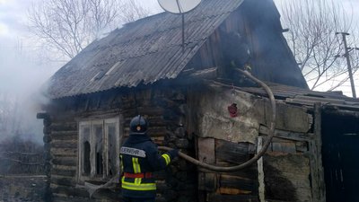 У дерев’яному будинку на Закарпатті погасили пожежу У дерев’яному будинку на Закарпатті погасили пожежу