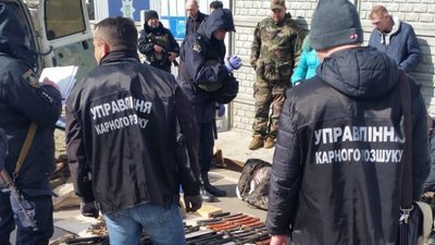 Називають себе волонтерами: на Луганщині затримали мікроавтобус зі зброєю. ФОТО
