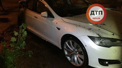 Tesla, яку підпалили