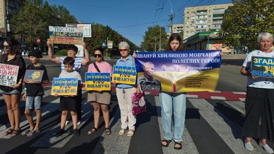 Миколаївці вшанували памʼять загиблих на війні хвилиною мовчання