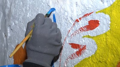 Діти разом із батьками розмалюють сховище у підвалі одного з житлових будинків Житомира Діти разом із батьками розмалюють сховище у підвалі одного з житлових будинків Житомира
