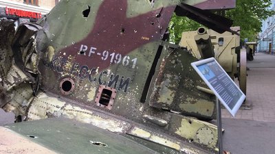 У центрі Києва встановили хвіст російського літака. Він ймовірно розстрілював житловий будинок в Ірпені