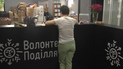 На Хмельниччині "Волонтерська пошта" безкоштовно возить посилки на передову