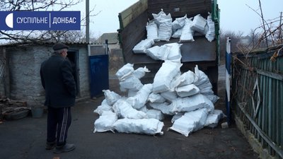 Не замерзнути взимку допомагають благодійники: у прифронтову Миколаївку доставили паливні брикети Не замерзнути взимку допомагають благодійники: у прифронтову Миколаївку доставили паливні брикети