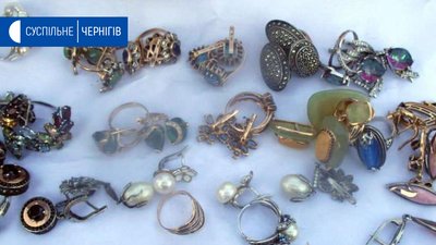 Коштовності, які вилучили у підозрюваного Коштовності, які вилучили у підозрюваного