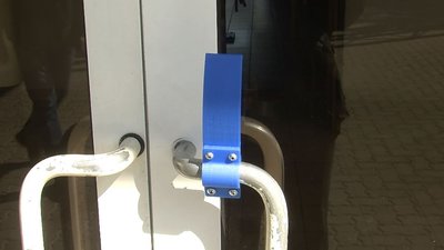 «Антикоронавірусну» ручку для дверей сконструювали у Луцьку «Антикоронавірусну» ручку для дверей сконструювали у Луцьку