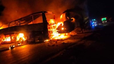 Після аварії автобус та вантажівка спалахнули Після аварії автобус та вантажівка спалахнули