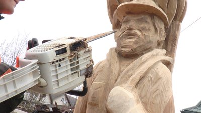Створює скульптури бензопилою. Прикарпатець Іван Мисюга Створює скульптури бензопилою. Прикарпатець Іван Мисюга