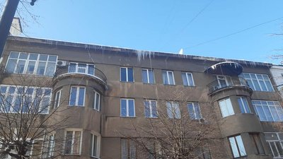 В Івано-Франківську створили бригаду, яка збиватиме бурульки В Івано-Франківську створили бригаду, яка збиватиме бурульки