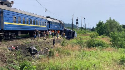 На Закарпатті вантажівка потрапила під потяг "Київ-Солотвино". Є травмовані На Закарпатті вантажівка потрапила під потяг "Київ-Солотвино". Є травмовані