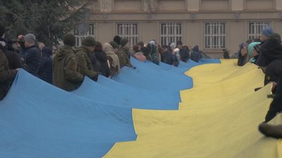 На площі Народній розгорнули стометровий стяг до Дня Соборності
