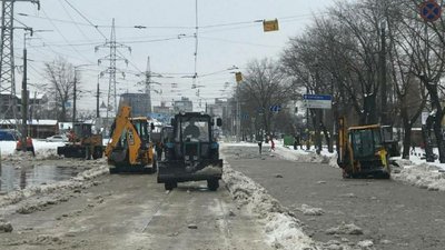 У Києві біля метро "Чернігівська" прорвало трубу, рух транспорту перекрили