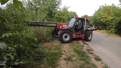 На Черкащині автомобіль впав у воду. В салоні заблоковані люди. На Черкащині автомобіль впав у воду. В салоні заблоковані люди.